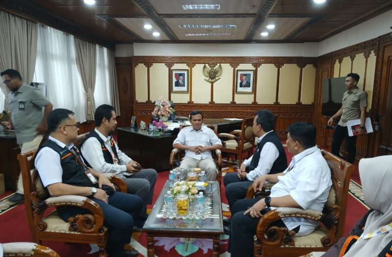 Mendukung Sensus Ekonomi 2026, Wakil Gubernur Aceh, H. Fadhlullah SE, menerima silaturahmi dan audiensi Kepala BPS Aceh, Agus Andria, SS.T, M.Si, beserta jajaran, di Ruang Rapat Wakil Gubernur Aceh, Banda Aceh, Selasa, (18/8/2026).
