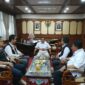 Mendukung Sensus Ekonomi 2026, Wakil Gubernur Aceh, H. Fadhlullah SE, menerima silaturahmi dan audiensi Kepala BPS Aceh, Agus Andria, SS.T, M.Si, beserta jajaran, di Ruang Rapat Wakil Gubernur Aceh, Banda Aceh, Selasa, (18/8/2026).