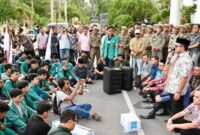 Plt Sekda Aceh Taufik menerima mahasiswa Universitas Syiah Kuala (USK) yang menggelar aksi unjuk rasa terkait penanganan pemulihan pascabencana Aceh di halaman Kantor Gubernur Aceh, Kamis (10/9/2026)