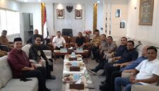 Wakil Gubernur Aceh, Dek Fadh, menemui Ketua Dewan Perwakilan Rakyat Aceh (DPRA), Zulfadhli (Abang Samalanga) membahas perkembangan perubahan atau revisi Undang-Undang Pemerintahan Aceh dan Keberlanjutan Dana Otsus di ruang kerja ketua DPRA Senin (14/9/2026).