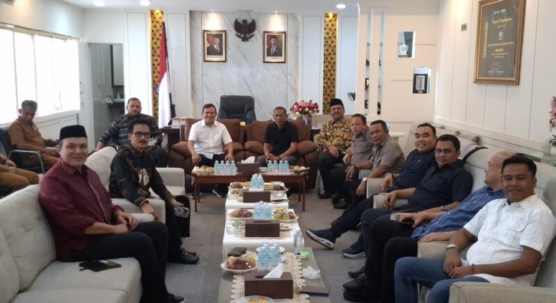Wakil Gubernur Aceh, Dek Fadh, menemui Ketua Dewan Perwakilan Rakyat Aceh (DPRA), Zulfadhli (Abang Samalanga) membahas perkembangan perubahan atau revisi Undang-Undang Pemerintahan Aceh dan Keberlanjutan Dana Otsus di ruang kerja ketua DPRA Senin (14/9/2026).