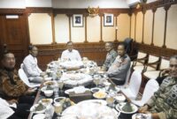 Wakil Gubernur Aceh, Fadhlullah, S.E. (Dek Fadh), menggelar pertemuan rutin bersama jajaran Forum Koordinasi Pimpinan Daerah (Forkopimda) Aceh, Jumat, (25/9/2026) di ruang rapat Wakil Gubernur Aceh