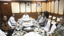 Wakil Gubernur Aceh, Fadhlullah, S.E. (Dek Fadh), menggelar pertemuan rutin bersama jajaran Forum Koordinasi Pimpinan Daerah (Forkopimda) Aceh, Jumat, (25/9/2026) di ruang rapat Wakil Gubernur Aceh