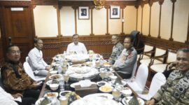 Wakil Gubernur Aceh, Fadhlullah, S.E. (Dek Fadh), menggelar pertemuan rutin bersama jajaran Forum Koordinasi Pimpinan Daerah (Forkopimda) Aceh, Jumat, (25/9/2026) di ruang rapat Wakil Gubernur Aceh