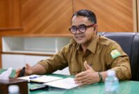 Plt. Sekretaris Daerah (Sekda) Aceh, Taufik, ST, M.Si., mengikuti entry meeting bersama Badan Pemeriksa Keuangan (BPK) RI terkait pelaksanaan pemeriksaan pendahuluan kinerja pada Pemerintah Aceh dan instansi terkait lainnya di wilayah Aceh, di Ruang Rapat Sekda Aceh, Senin (31/8/2026). Foto: Humas Aceh