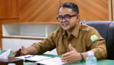 Plt. Sekretaris Daerah (Sekda) Aceh, Taufik, ST, M.Si., mengikuti entry meeting bersama Badan Pemeriksa Keuangan (BPK) RI terkait pelaksanaan pemeriksaan pendahuluan kinerja pada Pemerintah Aceh dan instansi terkait lainnya di wilayah Aceh, di Ruang Rapat Sekda Aceh, Senin (31/8/2026). Foto: Humas Aceh