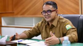 Plt. Sekretaris Daerah (Sekda) Aceh, Taufik, ST, M.Si., mengikuti entry meeting bersama Badan Pemeriksa Keuangan (BPK) RI terkait pelaksanaan pemeriksaan pendahuluan kinerja pada Pemerintah Aceh dan instansi terkait lainnya di wilayah Aceh, di Ruang Rapat Sekda Aceh, Senin (31/8/2026). Foto: Humas Aceh