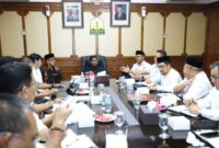 Gubernur Mualem memimpin rapat percepatan penyediaan lahan integrasi untuk mantan kombatan Gerakan Aceh Merdeka (GAM) dan percepatan penataan Hak Guna Usaha (HGU), Sabtu (12/9/2026).