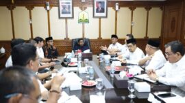 Gubernur Mualem memimpin rapat percepatan penyediaan lahan integrasi untuk mantan kombatan Gerakan Aceh Merdeka (GAM) dan percepatan penataan Hak Guna Usaha (HGU), Sabtu (12/9/2026).
