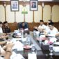 Gubernur Mualem memimpin rapat percepatan penyediaan lahan integrasi untuk mantan kombatan Gerakan Aceh Merdeka (GAM) dan percepatan penataan Hak Guna Usaha (HGU), Sabtu (12/9/2026).