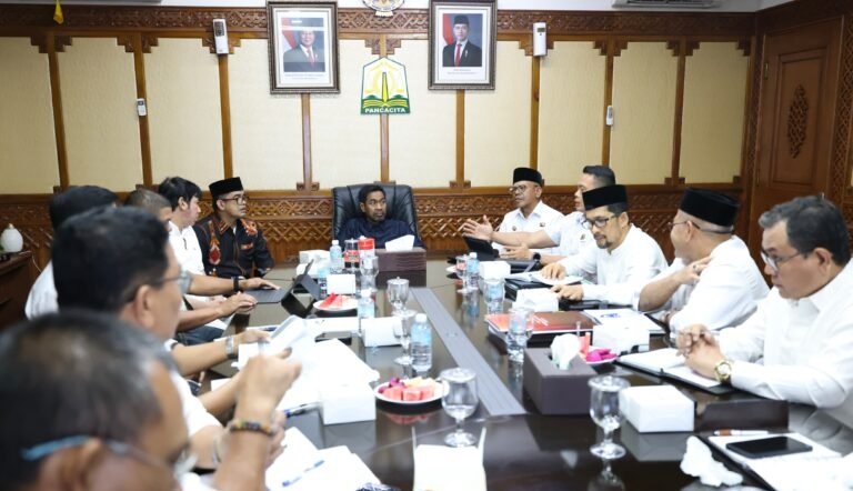 Gubernur Mualem memimpin rapat percepatan penyediaan lahan integrasi untuk mantan kombatan Gerakan Aceh Merdeka (GAM) dan percepatan penataan Hak Guna Usaha (HGU), Sabtu (12/9/2026).