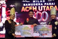 Wakil Gubernur Aceh, Fadhlullah, S.E. (Dek Fadh), menyerahkan bantuan buffer stock penanggulangan bencana tahun 2026 senilai Rp 6.787.464.091 kepada Pemerintah Kabupaten Aceh Utara, di halaman Kantor Bupati Aceh Utara, Minggu (13/9/2026). Foto: Humas Aceh