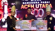 Wakil Gubernur Aceh, Fadhlullah, S.E. (Dek Fadh), menyerahkan bantuan buffer stock penanggulangan bencana tahun 2026 senilai Rp 6.787.464.091 kepada Pemerintah Kabupaten Aceh Utara, di halaman Kantor Bupati Aceh Utara, Minggu (13/9/2026). Foto: Humas Aceh