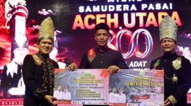 Wakil Gubernur Aceh, Fadhlullah, S.E. (Dek Fadh), menyerahkan bantuan buffer stock penanggulangan bencana tahun 2026 senilai Rp 6.787.464.091 kepada Pemerintah Kabupaten Aceh Utara, di halaman Kantor Bupati Aceh Utara, Minggu (13/9/2026). Foto: Humas Aceh