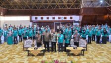 Pj Sekda Aceh, Taufik, ST, M.Si bersama istri dan seluruh kepala SKPA beserta istri masing-masing mengikuti bimtek Keluarga Berintegritas yang digelar KPK RI di Anjong Mon Mata, Kompleks Meuligoe Gubernur Aceh, Kamis (22/10/2026).