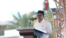 Plt Sekretaris Daerah Aceh Taufik, ST, M.Si membuka kegiatan opening ceremony Syariah Financial Fair (SYAFIF) Goes to Aceh di pelataran Masjid Raya Baiturrahman, Banda Aceh, Jumat (9/10/2026).