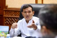 Wagub Aceh, Fadhlullah mengusulkan penyediaan alat berat untuk kabupaten/kota di daerah rawan banjir yang ia sampaikan dalam rapat berlangsung secara virtual, di Ruang Rapat Wakil Gubernur Aceh, Jumat (2/10/2026).