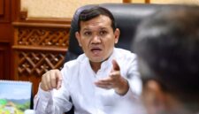 Wagub Aceh, Fadhlullah mengusulkan penyediaan alat berat untuk kabupaten/kota di daerah rawan banjir yang ia sampaikan dalam rapat berlangsung secara virtual, di Ruang Rapat Wakil Gubernur Aceh, Jumat (2/10/2026).