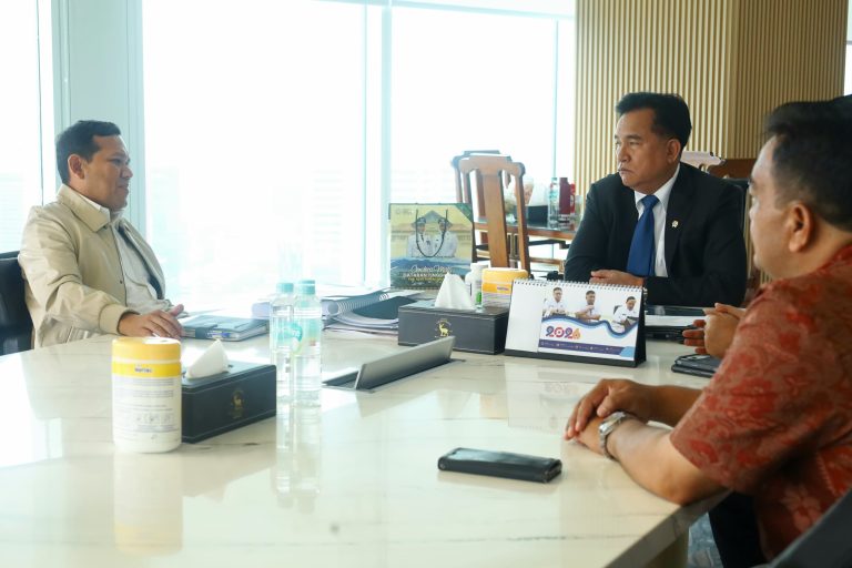 Wakil Gubernur Aceh Fadhlullah (Dek Fadh) menggelar pertemuan strategis dengan menteri koordinator bidang hukum, ham, imigrasi dan pemasyarakatan Yusril Ihza Mahendra dalam rangka memperkuat hubungan pusat dan daerah di kantor Kemenko KUMHAM Jakarta, Rabu (7/10/2026).