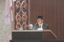 Pj. Sekda Aceh, Taufik, ST, M.Si, mewakili Gubernur Aceh Muzakir Manaf saat menyampaikan Nota Keuangan dan Rancangan Qanun Aceh tentang Anggaran Pendapatan dan Belanja Aceh (APBA) Tahun Anggaran 2027 dalam Rapat Paripurna Dewan Perwakilan Rakyat Aceh (DPRA), Senin (26/10/2026).(Foto Dok/Humas Aceh).