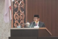 Pj. Sekda Aceh, Taufik, ST, M.Si, mewakili Gubernur Aceh Muzakir Manaf saat menyampaikan Nota Keuangan dan Rancangan Qanun Aceh tentang Anggaran Pendapatan dan Belanja Aceh (APBA) Tahun Anggaran 2027 dalam Rapat Paripurna Dewan Perwakilan Rakyat Aceh (DPRA), Senin (26/10/2026).(Foto Dok/Humas Aceh).