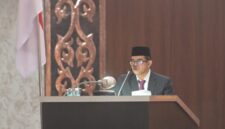 Pj. Sekda Aceh, Taufik, ST, M.Si, mewakili Gubernur Aceh Muzakir Manaf saat menyampaikan Nota Keuangan dan Rancangan Qanun Aceh tentang Anggaran Pendapatan dan Belanja Aceh (APBA) Tahun Anggaran 2027 dalam Rapat Paripurna Dewan Perwakilan Rakyat Aceh (DPRA), Senin (26/10/2026).(Foto Dok/Humas Aceh).