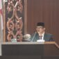 Pj. Sekda Aceh, Taufik, ST, M.Si, mewakili Gubernur Aceh Muzakir Manaf saat menyampaikan Nota Keuangan dan Rancangan Qanun Aceh tentang Anggaran Pendapatan dan Belanja Aceh (APBA) Tahun Anggaran 2027 dalam Rapat Paripurna Dewan Perwakilan Rakyat Aceh (DPRA), Senin (26/10/2026).(Foto Dok/Humas Aceh).