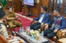 Wakil Gubernur Aceh Fadhlullah menerima urusan menteri agama  dalam sebuah pertemuan yang membahas penguatan  sinergi pemerintah.pusat dan daerah dalam pelaksanaan program nasional kemenag RI