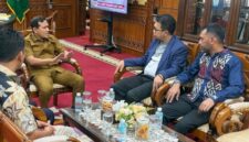 Wakil Gubernur Aceh Fadhlullah menerima urusan menteri agama dalam sebuah pertemuan yang membahas penguatan sinergi pemerintah.pusat dan daerah dalam pelaksanaan program nasional kemenag RI