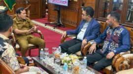 Wakil Gubernur Aceh Fadhlullah menerima urusan menteri agama  dalam sebuah pertemuan yang membahas penguatan  sinergi pemerintah.pusat dan daerah dalam pelaksanaan program nasional kemenag RI