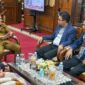 Wakil Gubernur Aceh Fadhlullah menerima urusan menteri agama  dalam sebuah pertemuan yang membahas penguatan  sinergi pemerintah.pusat dan daerah dalam pelaksanaan program nasional kemenag RI