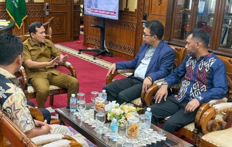 Wakil Gubernur Aceh Fadhlullah menerima urusan menteri agama  dalam sebuah pertemuan yang membahas penguatan  sinergi pemerintah.pusat dan daerah dalam pelaksanaan program nasional kemenag RI